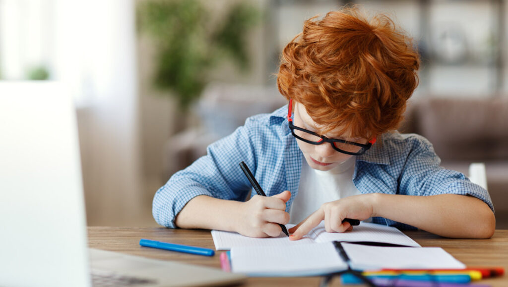 Apprendre à écrire avec un stylo ou un clavier